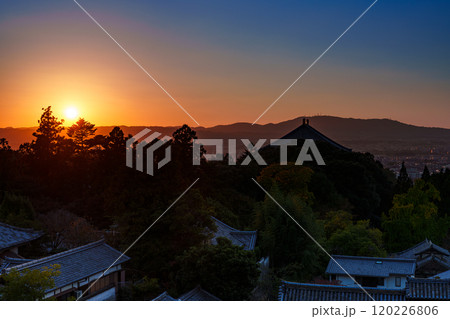 奈良東大寺二月堂舞台からの夕景 山際を黄金色に染める夕日とシルエットになった東大寺の森と境内② 奈良東大寺二月堂舞台からの夕景 山際を黄金色に染める夕日とシルエットになった東大寺の森と境内② 120226806