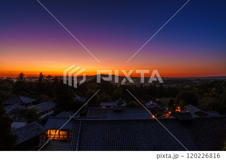 奈良東大寺二月堂舞台からの夕景 日没後の美しいグラデーションの空と夕闇に包まれる東大寺境内⑤ 奈良東大寺二月堂舞台からの夕景 日没後の美しいグラデーションの空と夕闇に包まれる東大寺境内⑤ 120226816