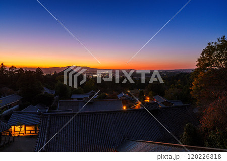 奈良東大寺二月堂舞台からの夕景 日没後の美しいグラデーションの空と夕闇に包まれる東大寺境内⑦ 奈良東大寺二月堂舞台からの夕景 日没後の美しいグラデーションの空と夕闇に包まれる東大寺境内⑦ 120226818