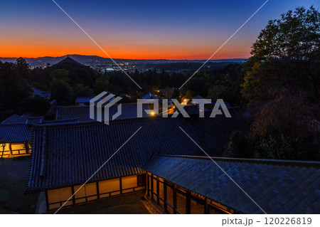 奈良東大寺二月堂舞台からの夕景 日没後の美しいグラデーションの空と夕闇に包まれる東大寺境内⑧ 奈良東大寺二月堂舞台からの夕景 日没後の美しいグラデーションの空と夕闇に包まれる東大寺境内⑧ 120226819