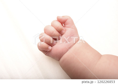 赤ちゃんの握りしめた右手 120226853