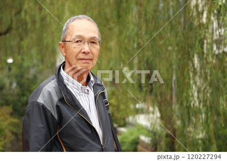 旅行　シニア男性 120227294
