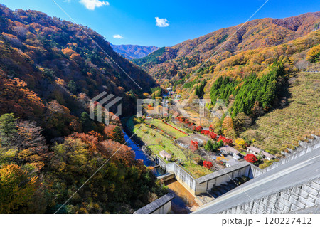 秋の四万川ダム 120227412