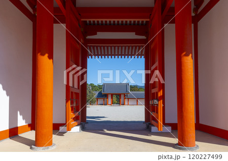 秋の京都御所 月華門から見える日華門 秋の京都御所 月華門から見える日華門 120227499