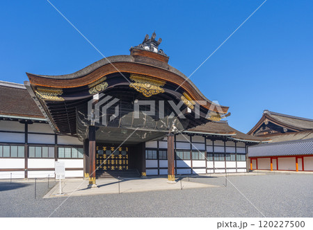 秋の京都御所　新御車寄 120227500