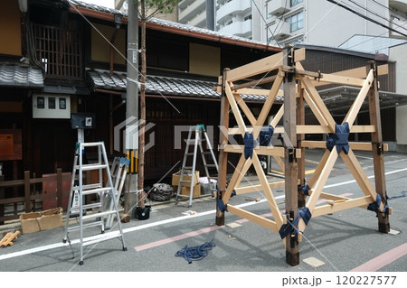 祇園祭蘆刈山の山鉾建て 120227577