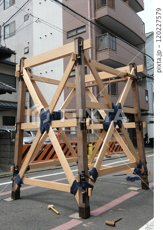 祇園祭蘆刈山の山鉾建て 120227579