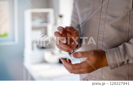 男性作業員 120227841