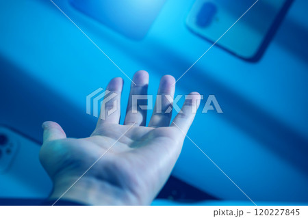 男性とスマホ 120227845