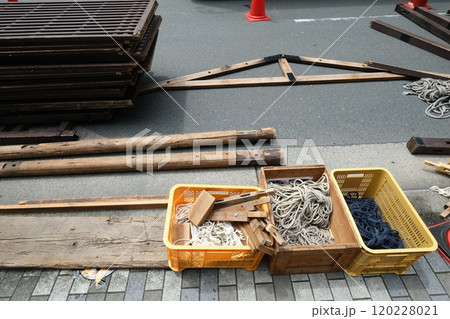 祇園祭郭巨山の山鉾建て 120228021