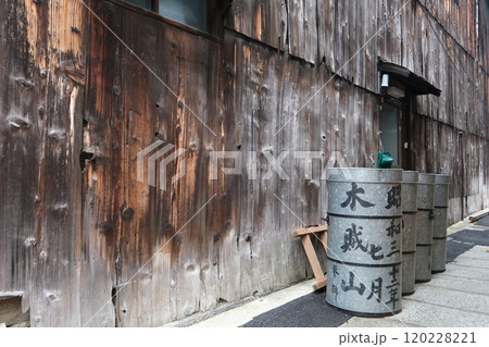 祇園祭木賊山の路地に置かれた収蔵品 120228221