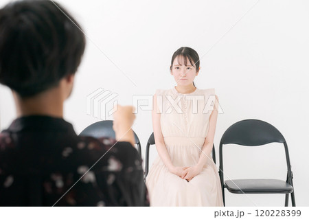 オーディションを受ける女性 オーディションを受ける女性 120228399