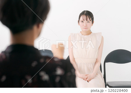 オーディションを受ける女性 オーディションを受ける女性 120228400