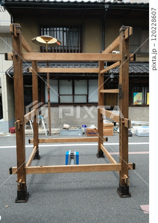 祇園祭太子山の山鉾建て 120228607