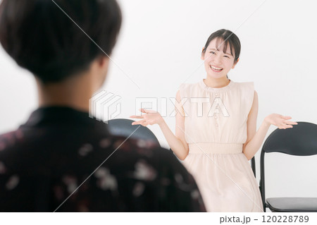 オーディションを受ける女性 120228789