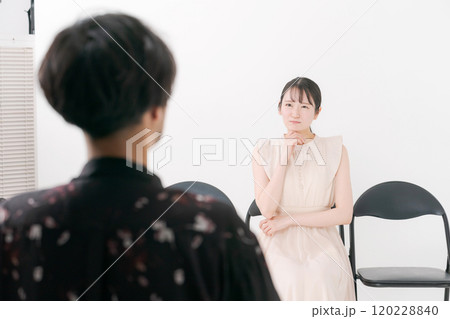 オーディションを受ける女性と審査員 120228840