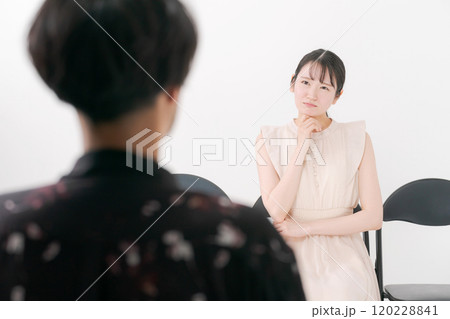 オーディションを受ける女性と審査員 120228841
