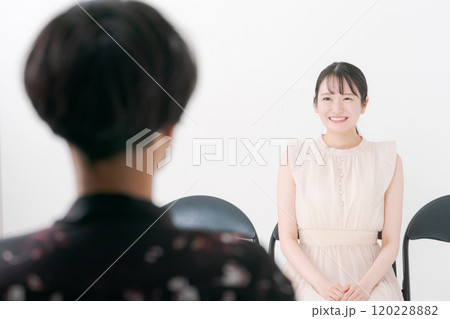 オーディションを受ける女性と審査員 120228882