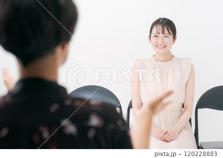 オーディションを受ける女性と審査員 オーディションを受ける女性と審査員 120228883