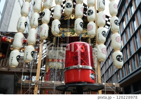 祇園祭鶏鉾前のパトライト 120228978