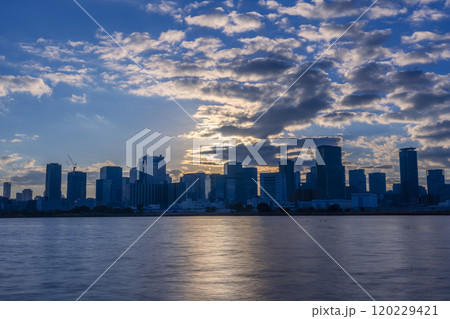 淀川を挟んで見る大阪梅田の高層ビル群と日の出 120229421