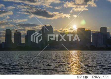淀川を挟んで見る大阪梅田の高層ビル群と日の出 120229422