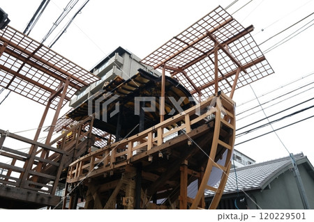 祇園祭船鉾の山鉾建て 120229501