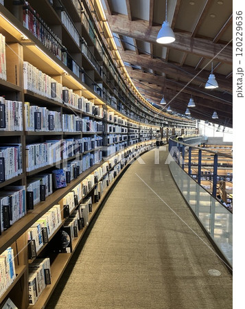長い本棚の回廊/武雄市立図書館 長い本棚の回廊/武雄市立図書館 120229636