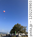 晴れた空に浮かぶバルーン 120229903