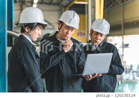 工場・倉庫・物流センターでパソコンを見ながら打ち合わせをする作業員の男性(考える・困る・悩む・調査) 工場・倉庫・物流センターでパソコンを見ながら打ち合わせをする作業員の男性(考える・困る・悩む・調査) 120230114
