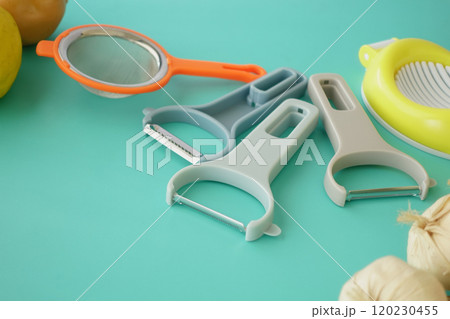 A Beautiful Array of Colorful Kitchen Utensils...の写真素材 [120230455] - PIXTA