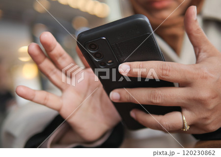women hand holding smart phone sitting on cafe  women hand holding smart phone sitting on cafe  120230862