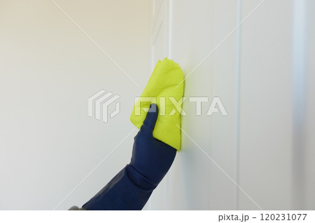Cleaning Walls with a Microfiber Cloth in Order to Achieve a Spotless and Shiny Finish Cleaning Walls with a Microfiber Cloth in Order to Achieve a Spotless and Shiny Finish 120231077