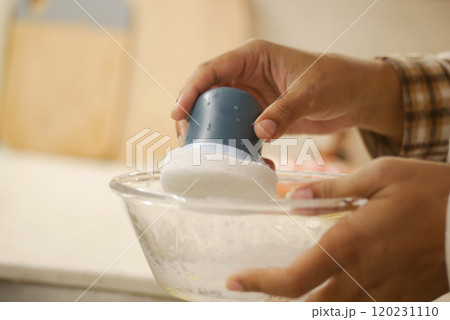 An Extremely Effective Cleaning Tool Specifically Designed for Kitchen Utensils and Bowls 120231110