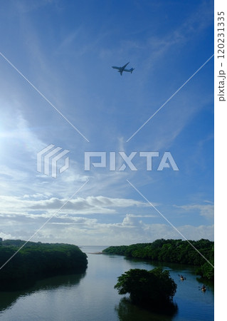 石垣島の宮良川と上空の航空機 120231335