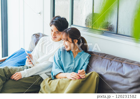 一緒にスマホを見る若い夫婦（カップル） 120231582