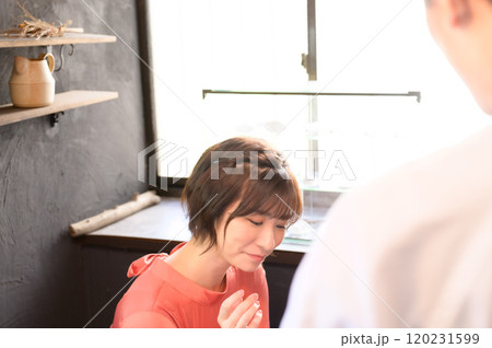 カフェでオーダーする女性 カフェでオーダーする女性 120231599