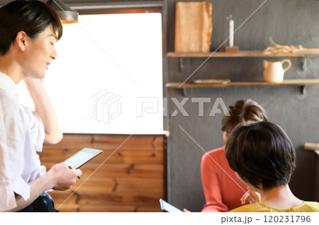 カフェでオーダーを受けるオーナー　 120231796