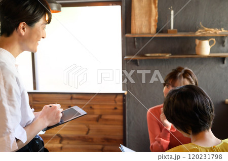 カフェでオーダーを受けるオーナー　 120231798