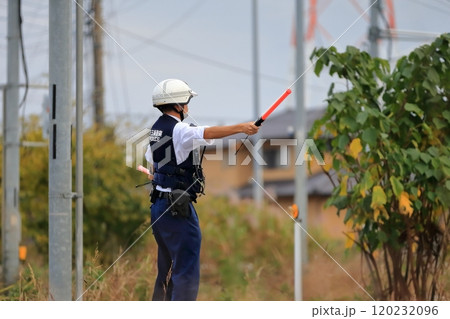 車両誘導をする警察官 車両誘導をする警察官 120232096