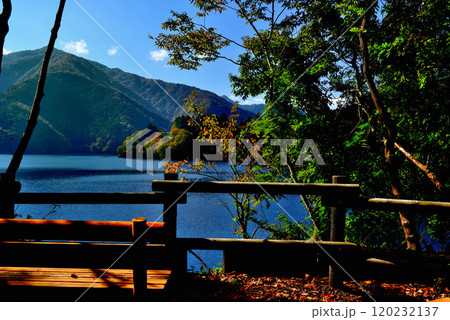 奥多摩湖いこいの路　紅葉の風景 120232137