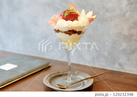 パフェ専門店で食べる林檎パフェ パフェ専門店で食べる林檎パフェ 120232396
