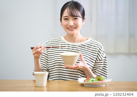 お米を食べる若い女性 お米を食べる若い女性 120232404