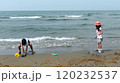 砂浜で遊ぶ子供たち 120232537