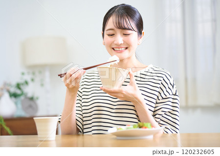 お米を食べる若い女性 お米を食べる若い女性 120232605
