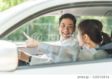 ドライブ中に楽しそうに会話する中年夫婦 ドライブ中に楽しそうに会話する中年夫婦 120232614