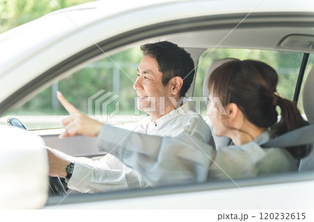 ドライブ中に楽しそうに会話する中年夫婦 ドライブ中に楽しそうに会話する中年夫婦 120232615