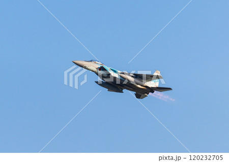 航空自衛隊 青空を滑空するアグレッサー部隊の戦闘機 120232705