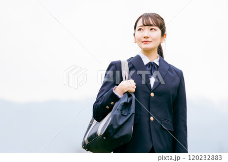 通学・登校・下校する高校生・女子高生・女子高校生 通学・登校・下校する高校生・女子高生・女子高校生 120232883
