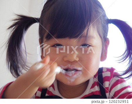 ヨーグルトを食べている女の子 120232951